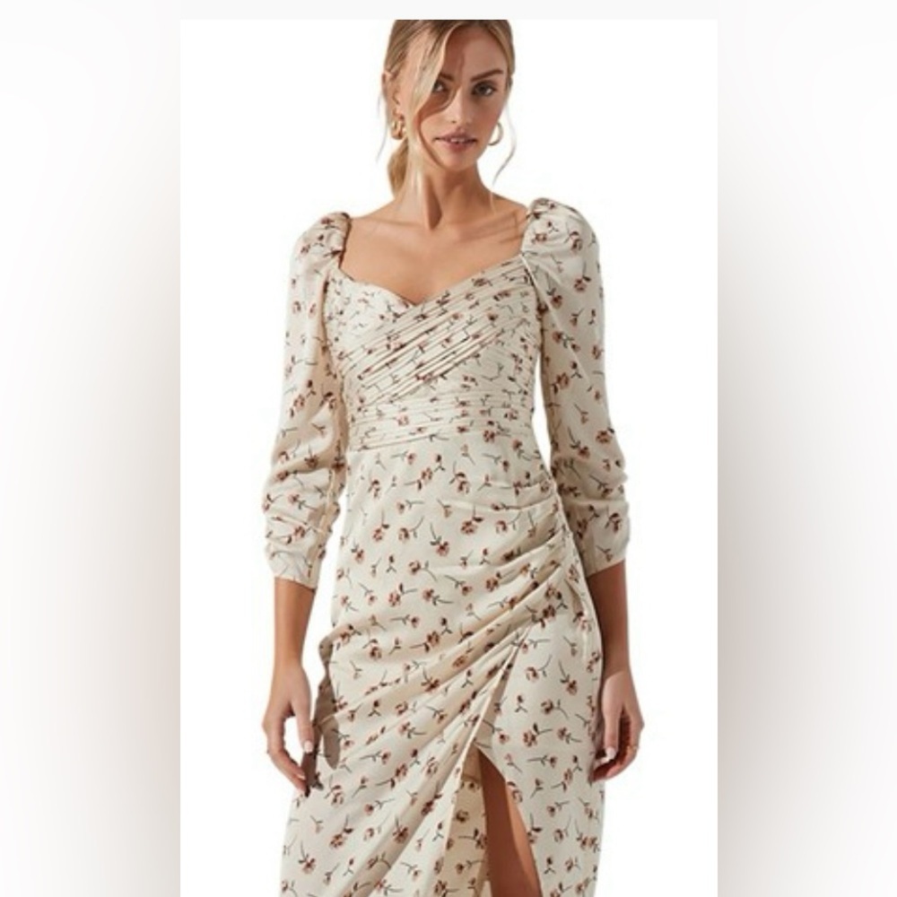 NWT - ASTR‎ Cream Floral Long Sleeve Dress